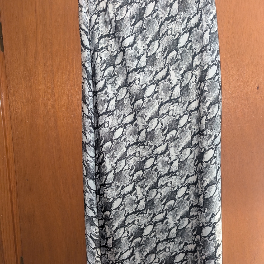 FLASH SALE  Snake Skin Pattern Skirt Sz L